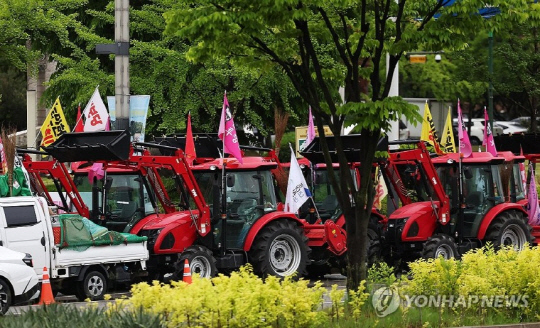 지난 9일 경기도 수원시 올림픽공원 앞에서 전국농민회총연맹(전농)이 조직한 전봉준투쟁단이 트랙터를 동원한 상경 시위를 준비하고 있다. 연합뉴스